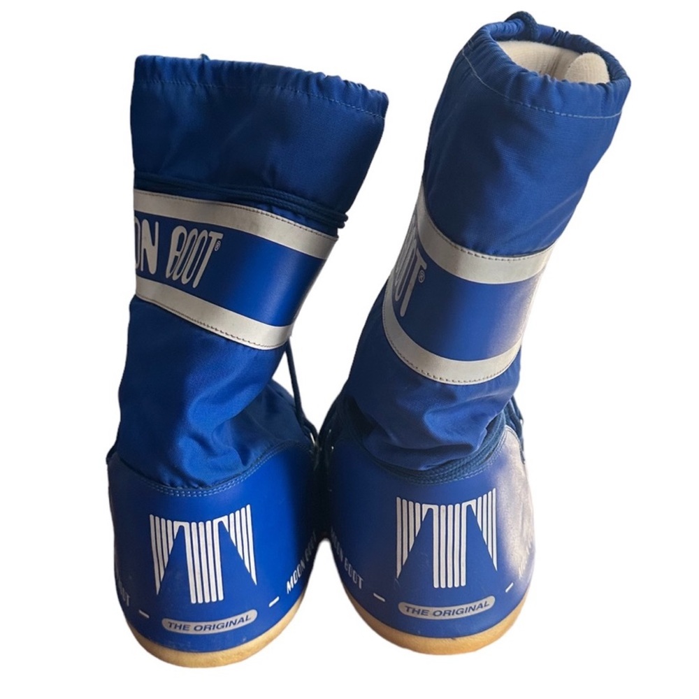 Moon Boot. Size 8.5. - image 1